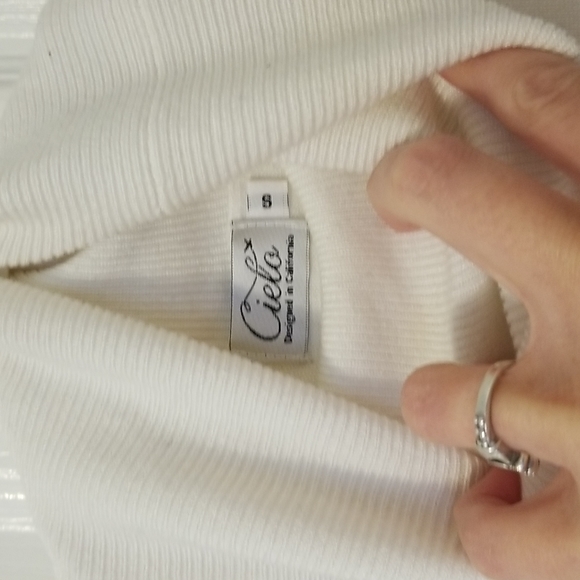 Cielo Turtle Neck - Picture 3 of 3